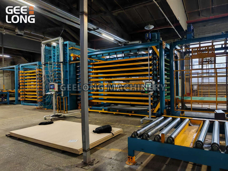 M&aacute;quina autom&aacute;tica de linha de prensagem a quente de compensado revestido com filme (6)