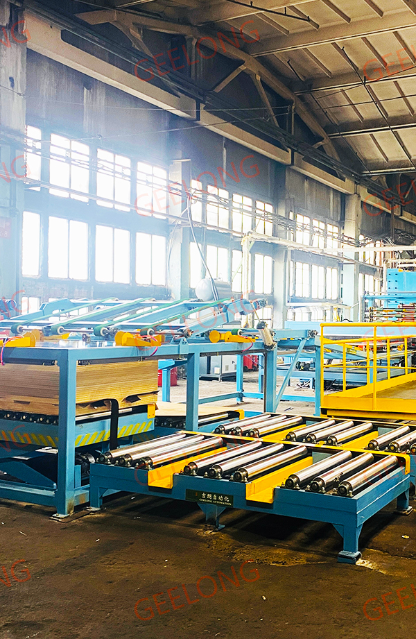 Sistema autom&aacute;tico de carregamento e descarregamento de compensado para produ&ccedil;&atilde;o de placas revestidas com filme