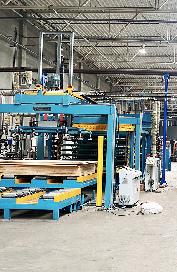 Linha de produ&ccedil;&atilde;o de prensa a quente com sobreposi&ccedil;&atilde;o de compensado revestido com filme totalmente autom&aacute;tica para pain&eacute;is de madeira